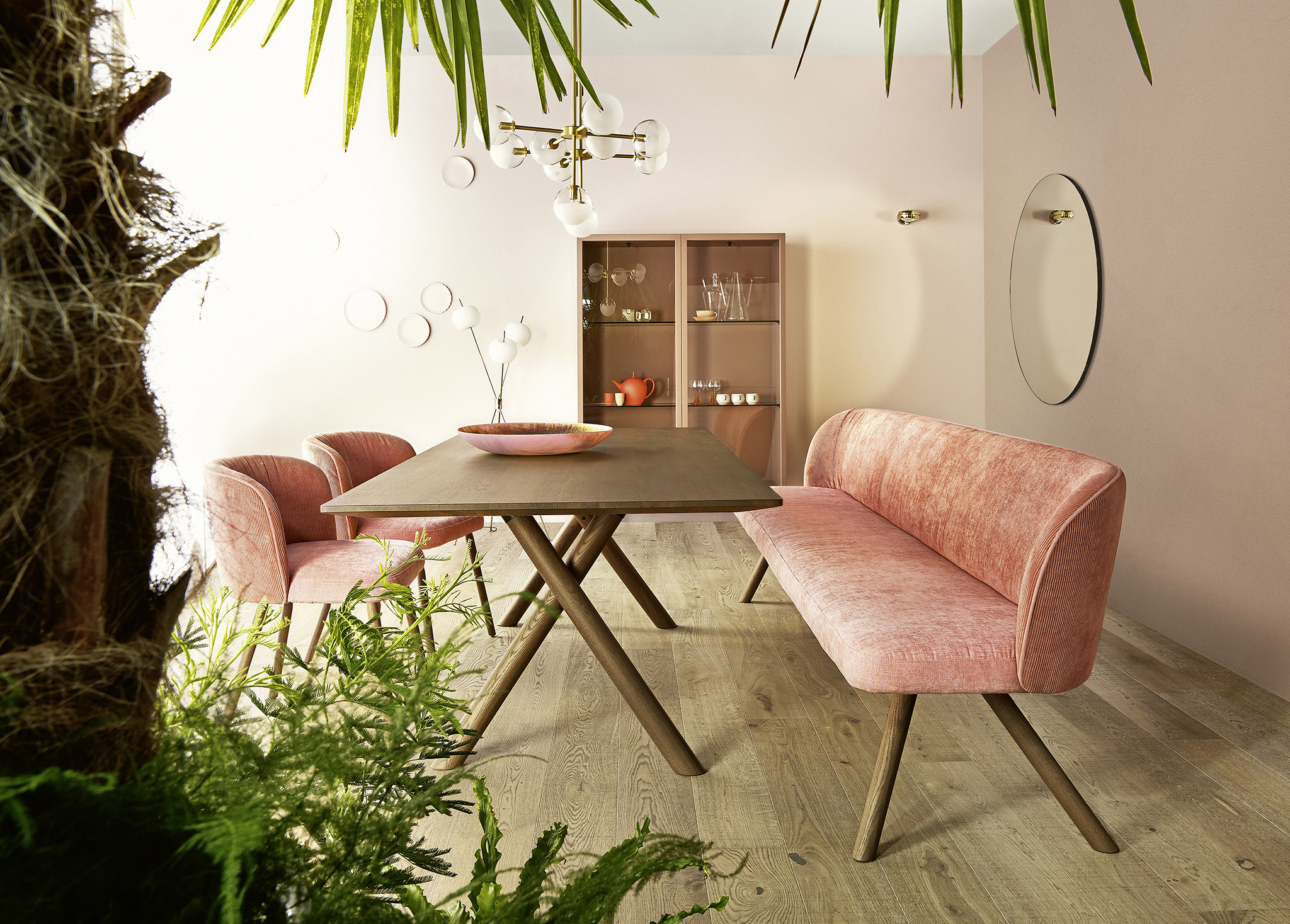 Bank Pia mit Holzrundfuss in Eiche mocca lackiert, Sitz in Stoff Arc rose 14200, Rücken in Stoff Lisboa 23 mit Kontrastkeder in Stoff Arc rose 14200