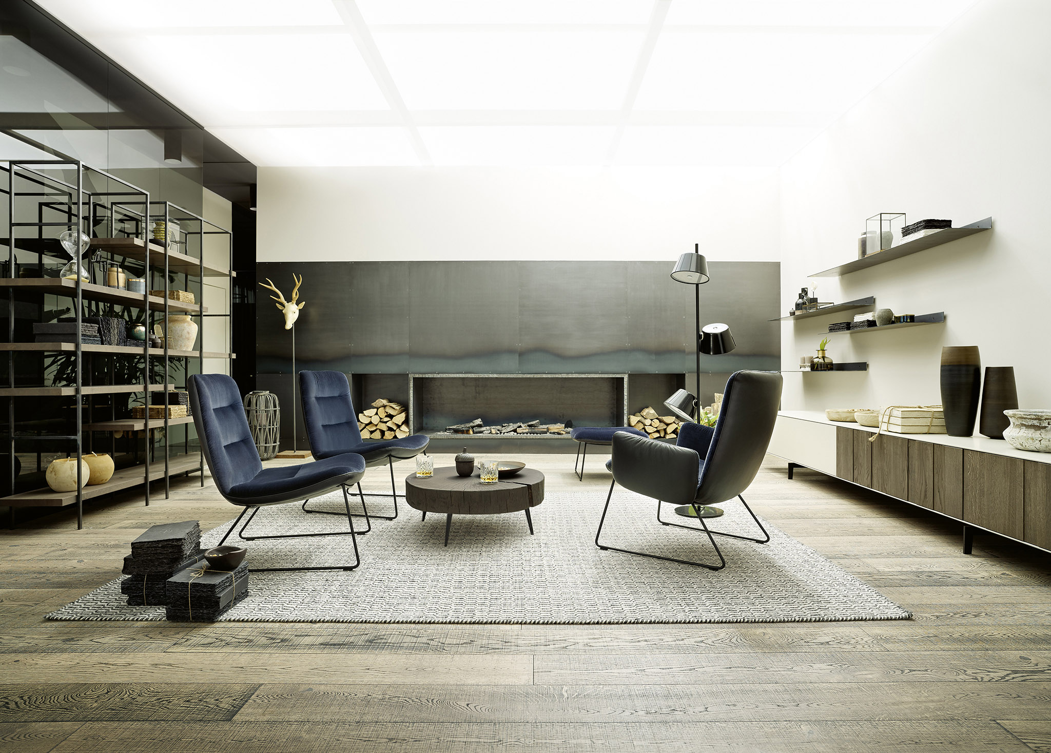Wohnlösung Lowboard Ando in Lack Kiesel C23 und Relieffront in Eiche basalt lackiert; Muto Metallborde in Roheisen; Couchtisch CT70 in Eiche basalt lackiert