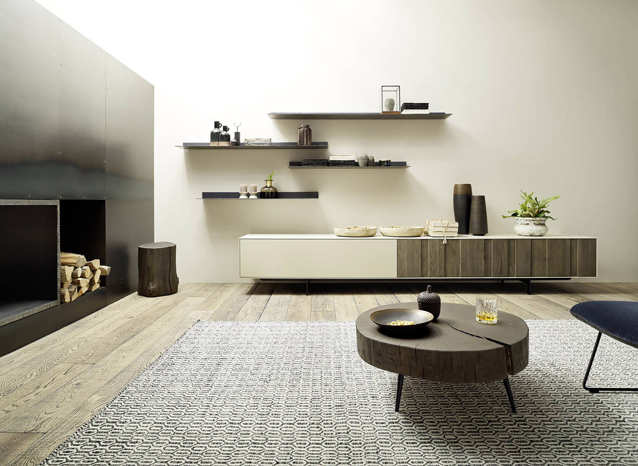 Wohnlösung Lowboard Ando in Lack Kiesel C23 und Relieffront in Eiche basalt lackiert; Muto Metallborde in Roheisen; Couchtisch CT70 in Eiche basalt lackiert