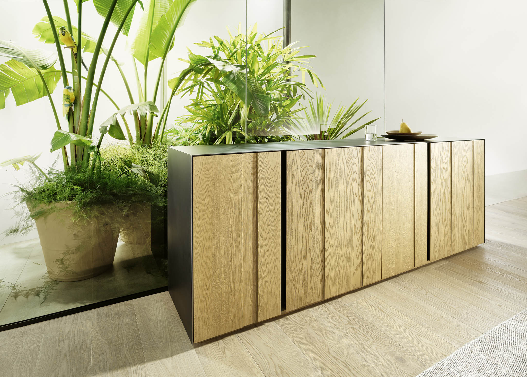 Monte Sideboard, Relieffront in Eiche natur geölt, Mantel in Roheisen