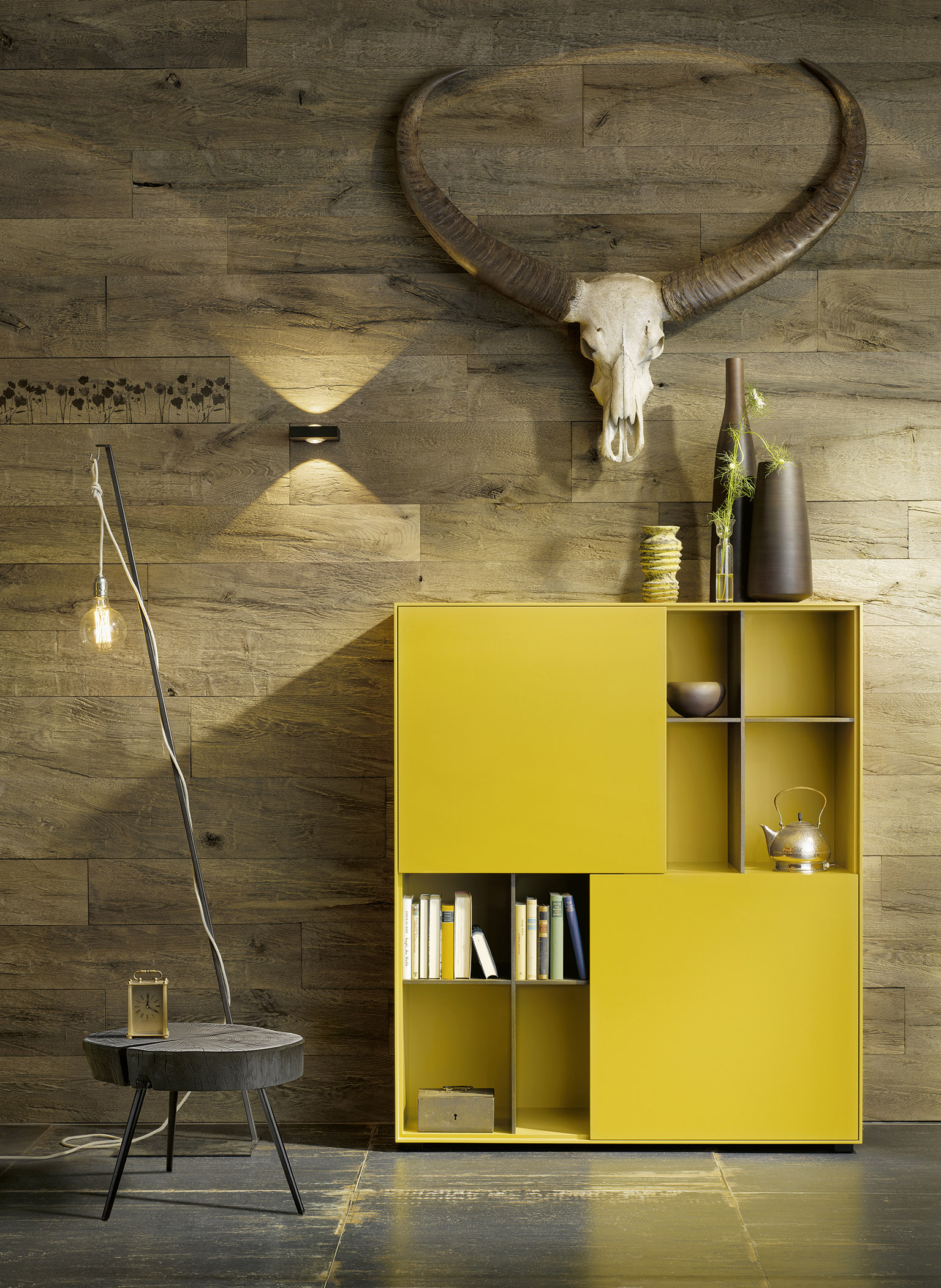 Highboard Ando in Lack C40 Safran kombiniert mit Holz Eiche basalt lackiert