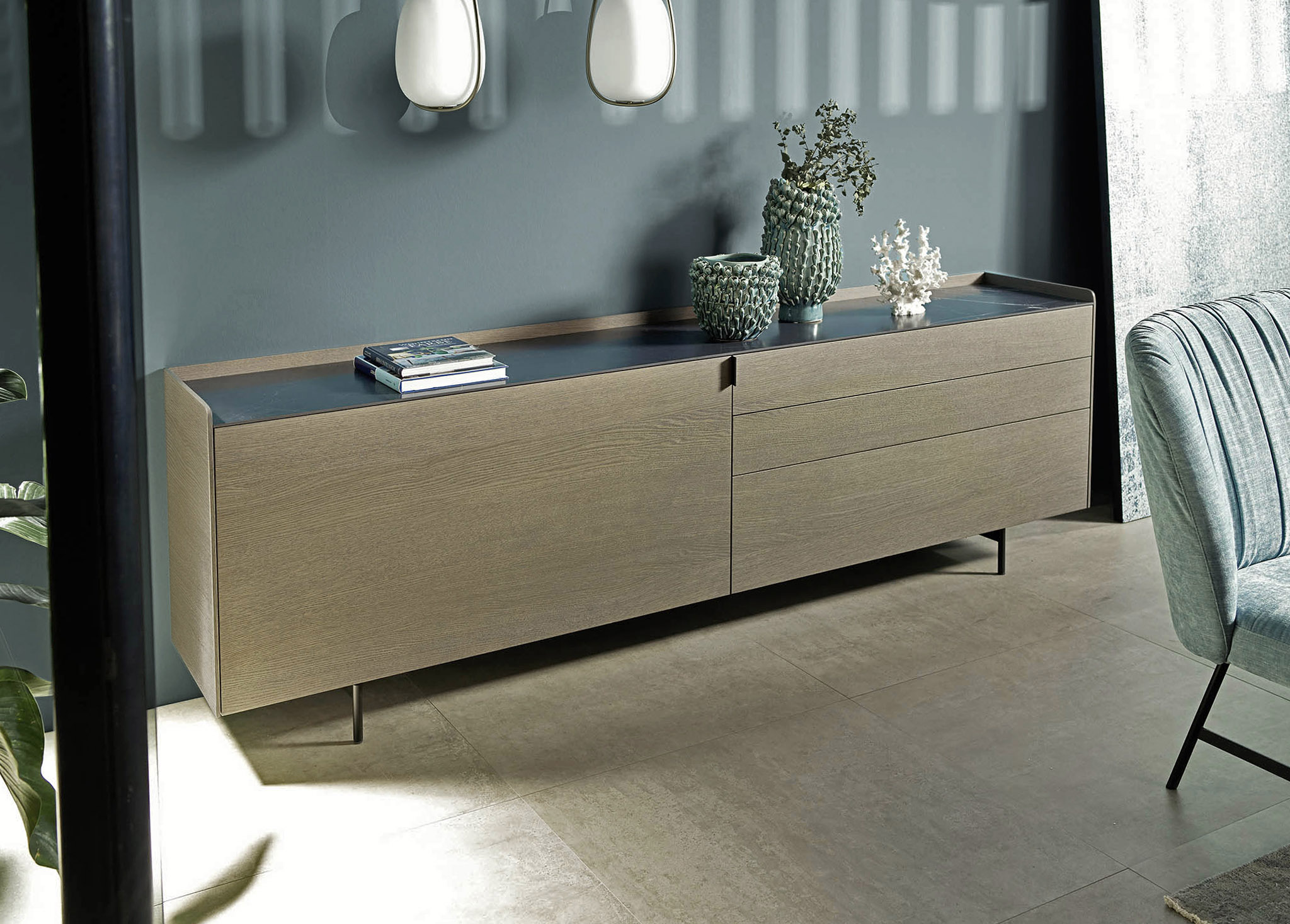 Sideboard Sino mit Schiebetür und Laden in Eiche steingrau lackiert, Platte in Keramik nero marquinia