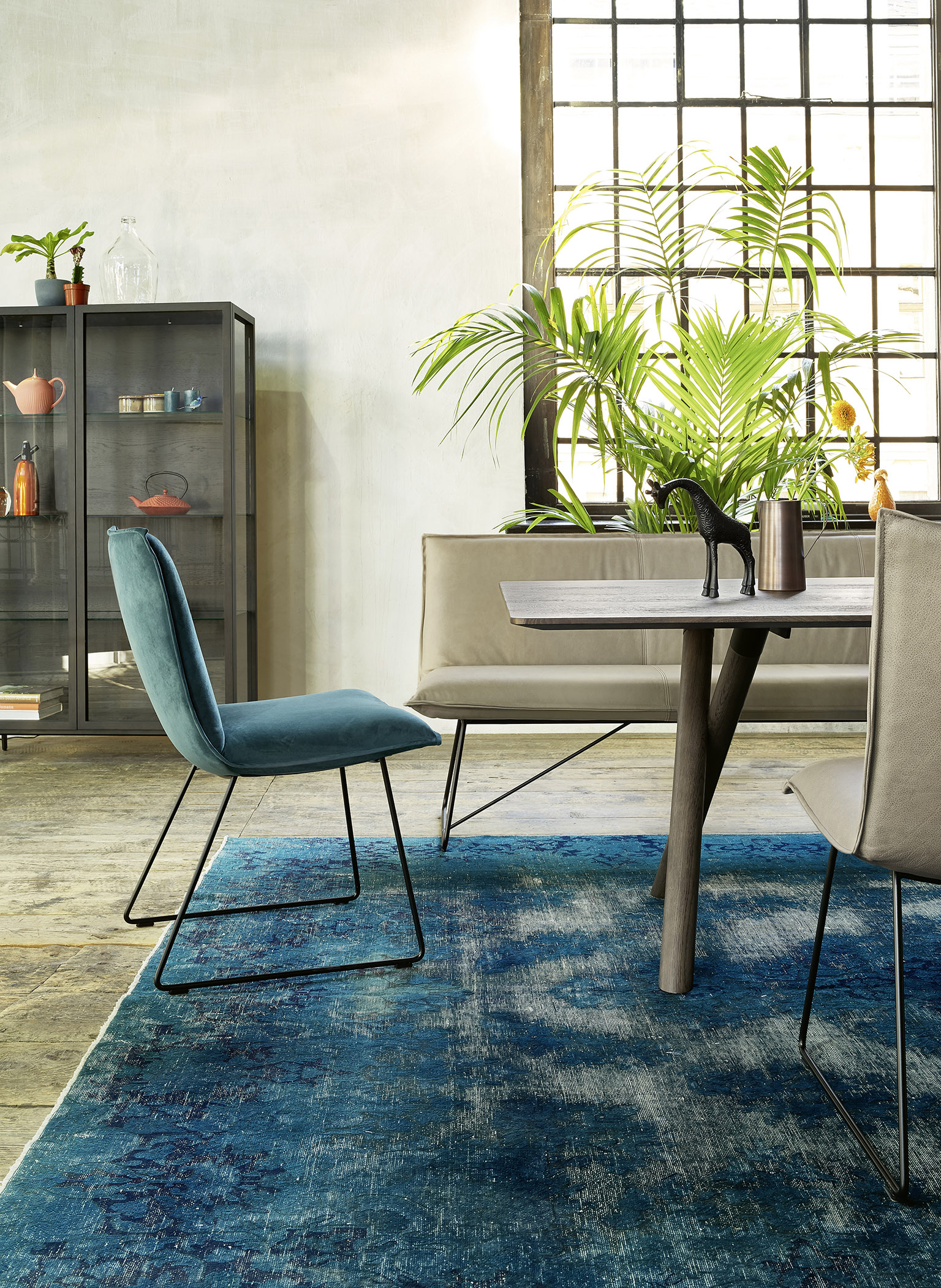 Stuhl S43 mit breitem Wulst in Stoff Seven emerald 184
