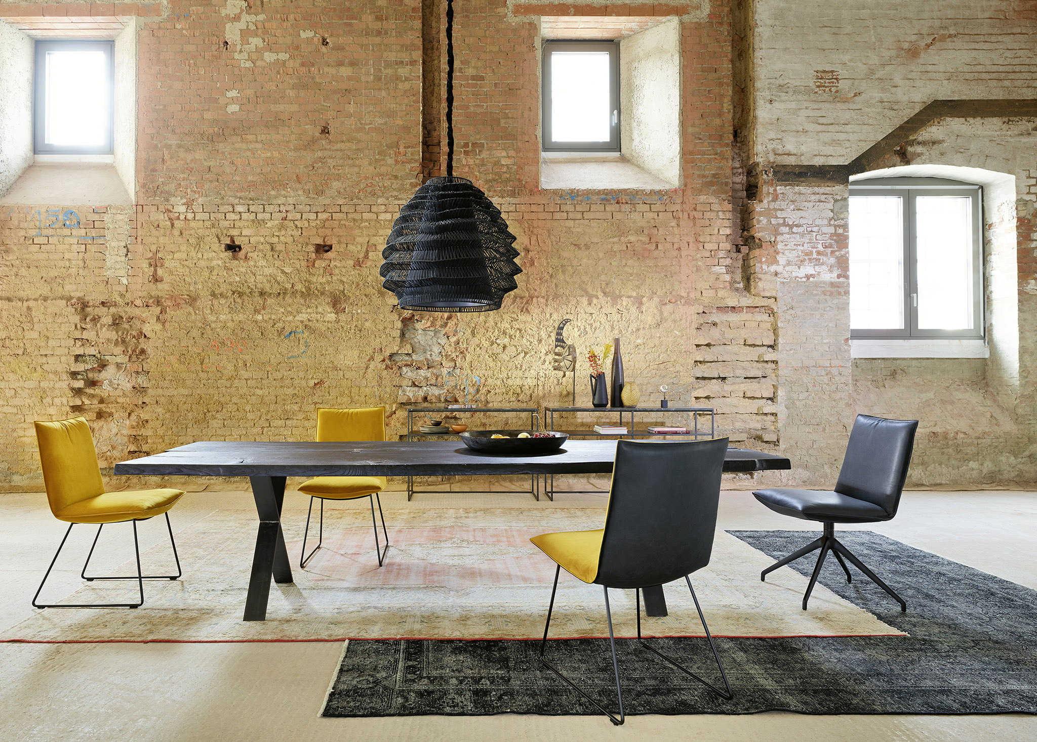Stuhl S43 mit breitem Wulst außen in Leder Rawhide black 356 innen in Stoff Seven ocre 23; Stuhl S43 mit breitem Wulst in Stoff Seven ocre 23; Stuhl S47 drehbar mit breitem Wulst in Leder Rawhide black 356