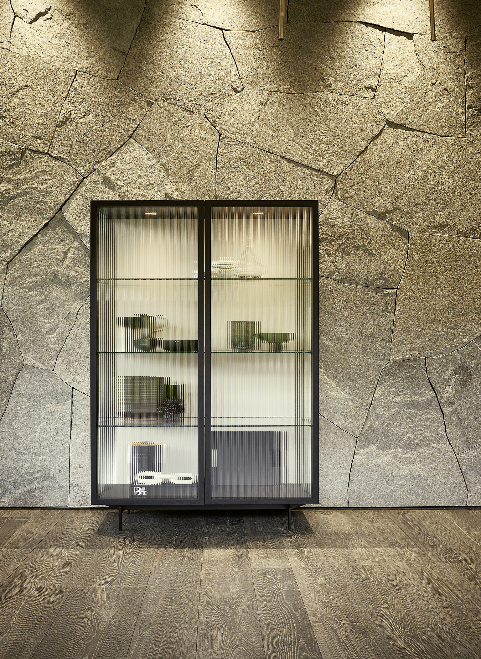 Vitrine Yoko in Eiche lava lackiert
