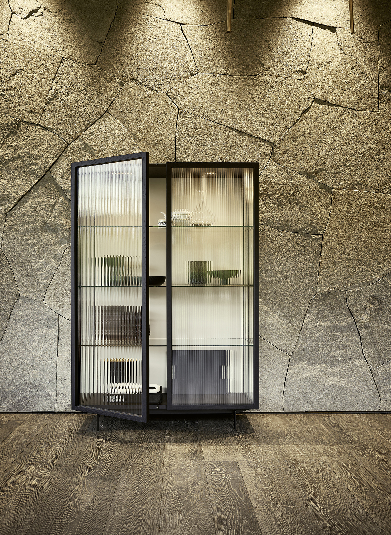 Vitrine Yoko in Eiche lava lackiert
