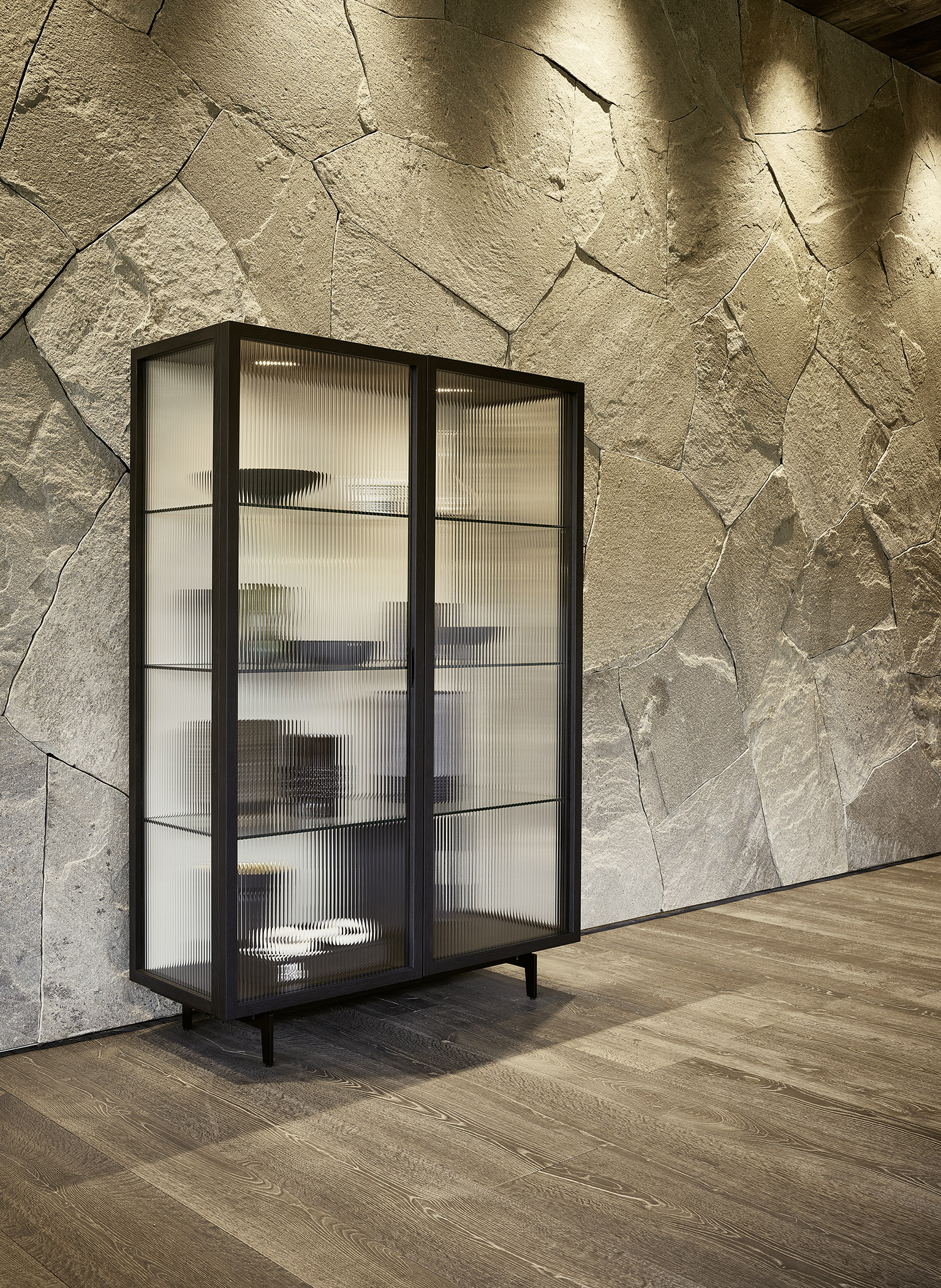 Vitrine Yoko in Eiche lava lackiert