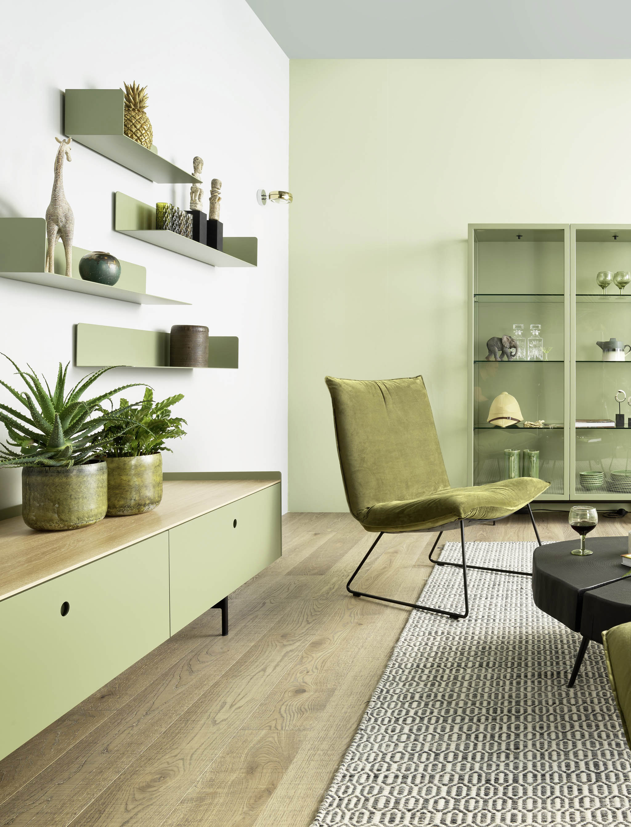 Wohnlösung Sino; Sideboard Sino mit Abschlusseiten gerundet in Lack C42 Jade, Rillenfront in Eiche hell lackiert; Metallborde Mex in Lack C42 Jade; Lounge Sessel LS43 mit breitem Wulst und Ottomane OT43 mit breitem Wulst in Stoff Seven turtle 88; Couchtisch CT70 in Eiche geköhlt und geölt