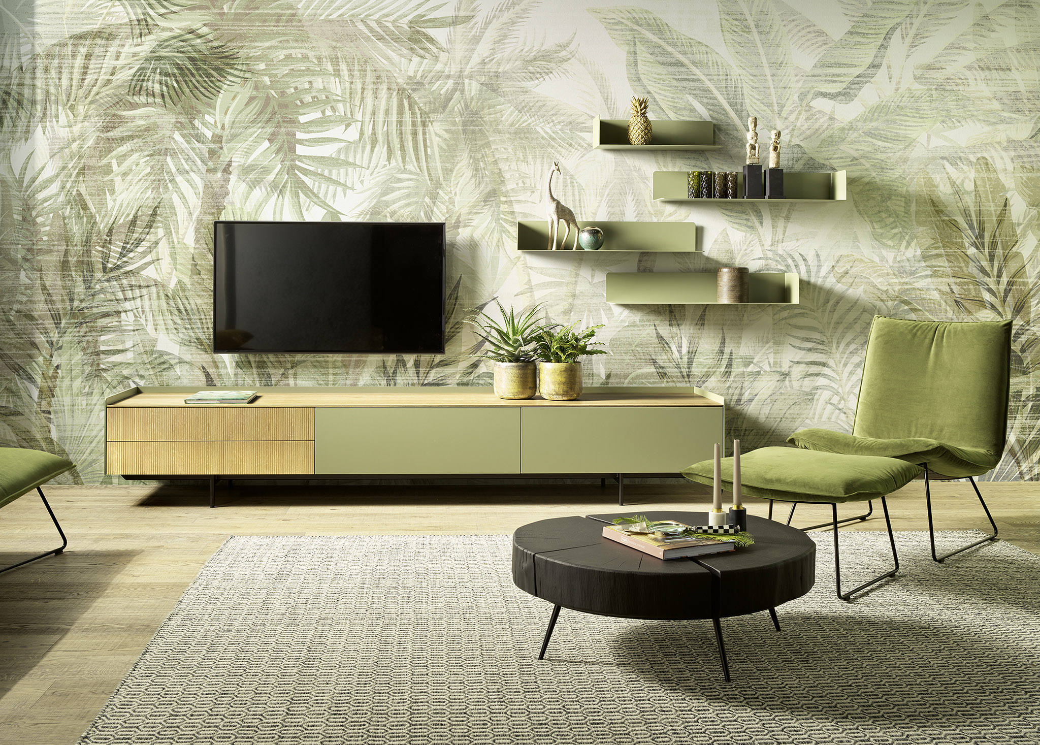 Wohnlösung Sino; Sideboard Sino mit Abschlusseiten gerundet in Lack C42 Jade, Rillenfront in Eiche hell lackiert; Metallborde Mex in Lack C42 Jade; Lounge Sessel LS43 mit breitem Wulst und Ottomane OT43 mit breitem Wulst in Stoff Seven turtle 88; Couchtisch CT70 in Eiche geköhlt und geölt